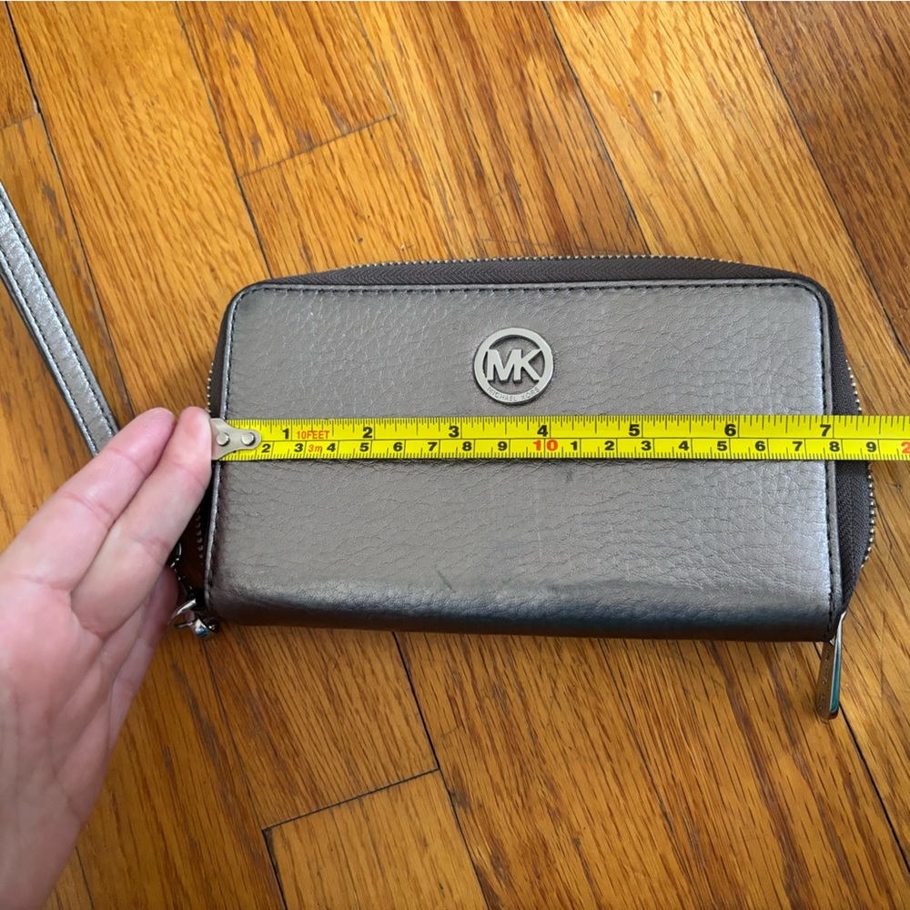 Michael Kors Wristlet /Wallet - Picture 5 of 6